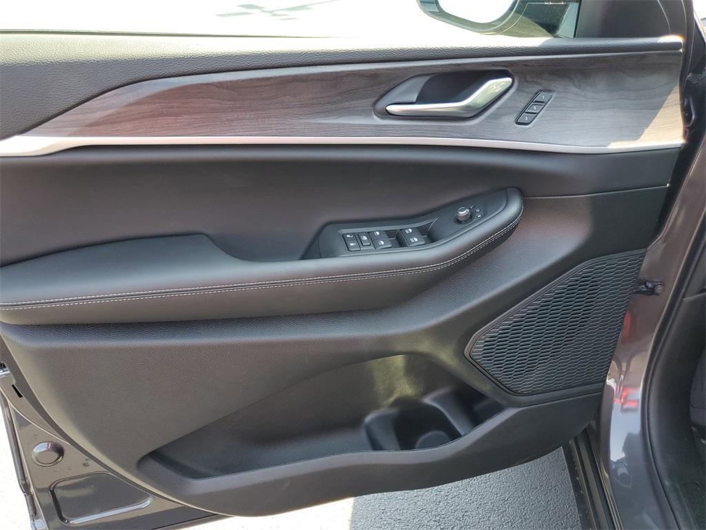 new 2025 Jeep Grand Cherokee car, priced at $48,994