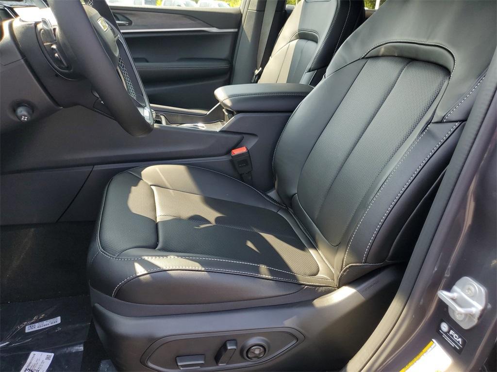 new 2025 Jeep Grand Cherokee car, priced at $48,994