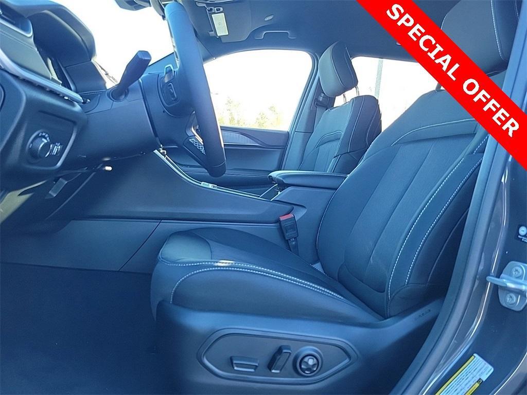 new 2025 Jeep Grand Cherokee car, priced at $33,799
