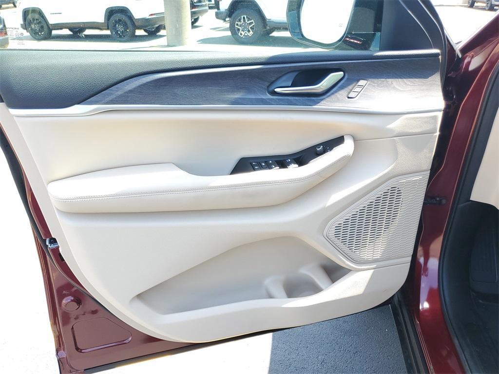 new 2025 Jeep Grand Cherokee car, priced at $42,031