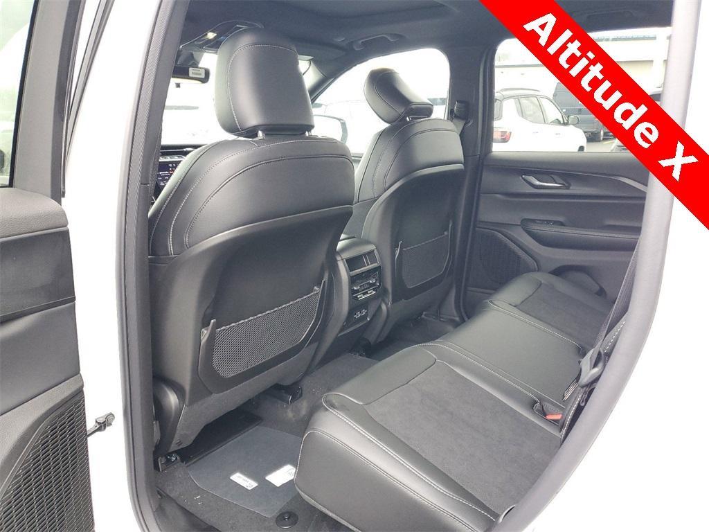 new 2025 Jeep Grand Cherokee car, priced at $40,089