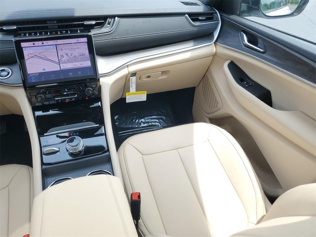 new 2025 Jeep Grand Cherokee car, priced at $45,665