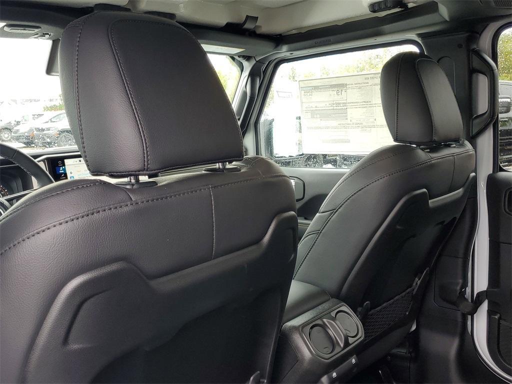 new 2025 Jeep Gladiator car, priced at $45,998