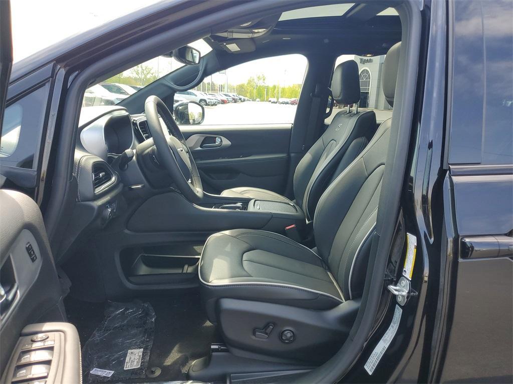 new 2025 Chrysler Pacifica Hybrid car, priced at $57,580