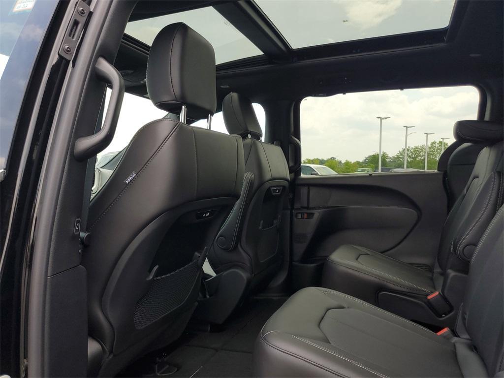 new 2025 Chrysler Pacifica car, priced at $40,243