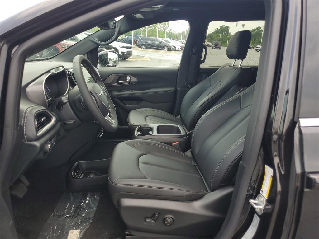 new 2025 Chrysler Pacifica car, priced at $40,243