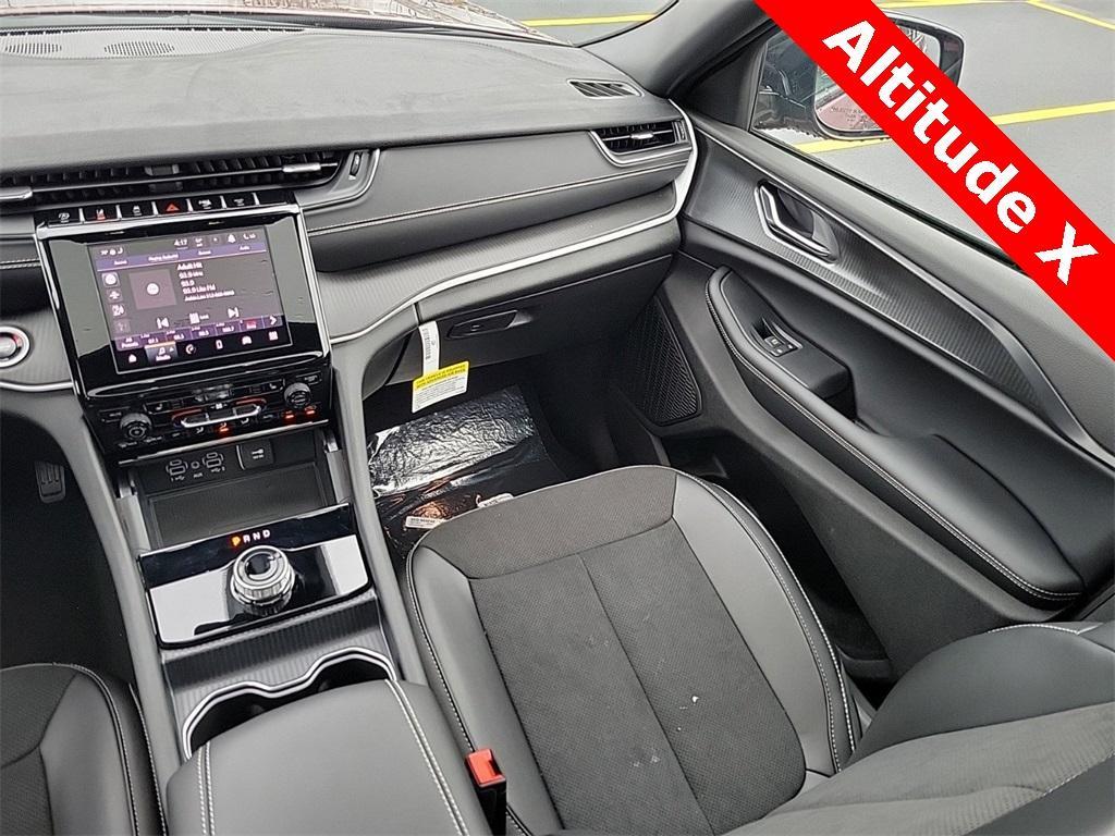 new 2025 Jeep Grand Cherokee car, priced at $40,599