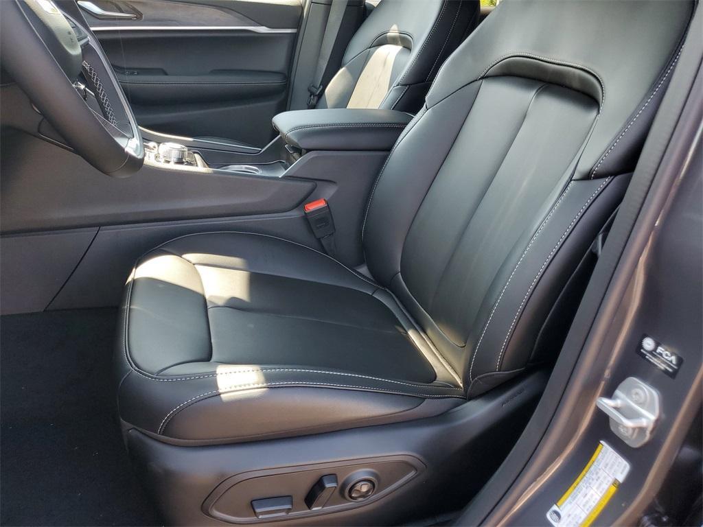 new 2025 Jeep Grand Cherokee car, priced at $45,408