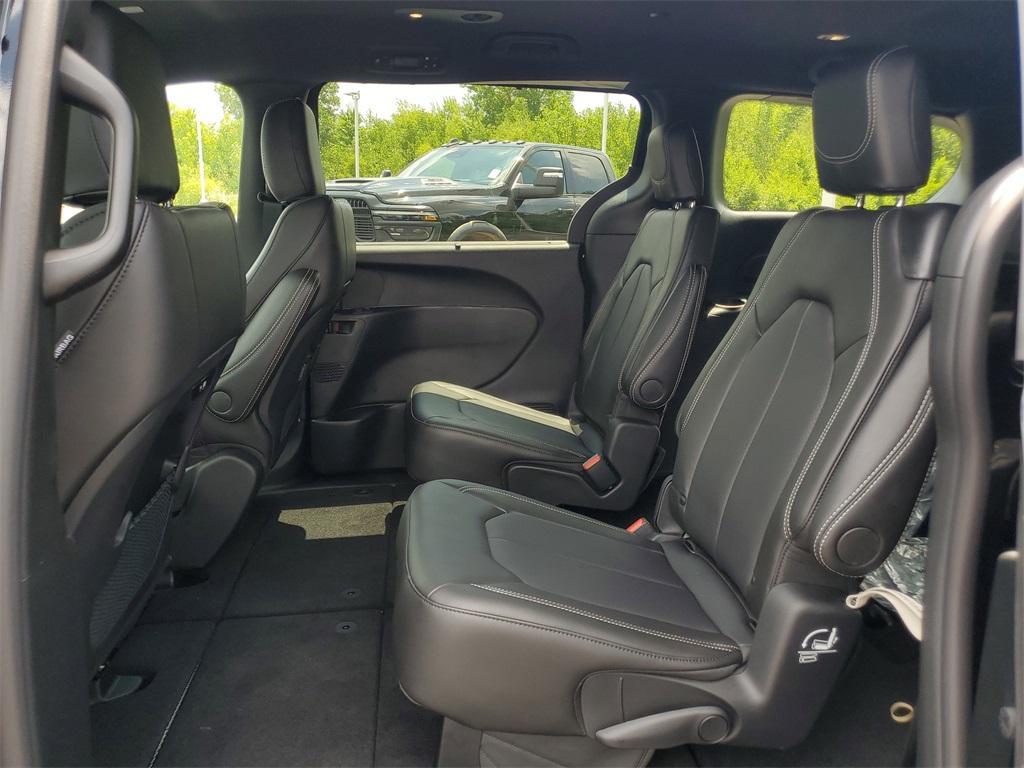 new 2025 Chrysler Pacifica car, priced at $41,768