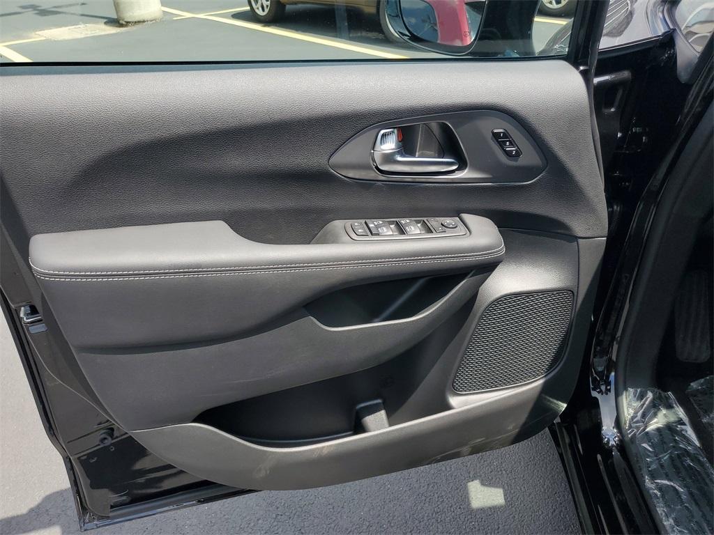 new 2025 Chrysler Pacifica car, priced at $41,768
