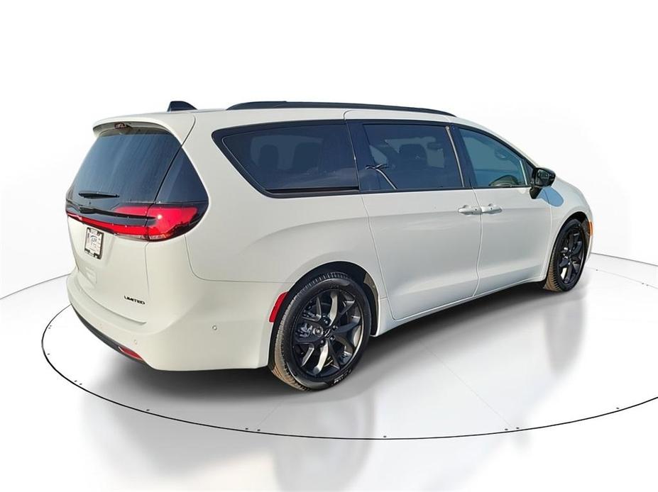 new 2024 Chrysler Pacifica car, priced at $44,866