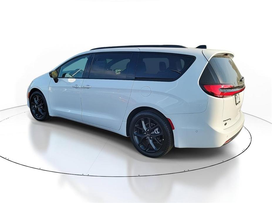 new 2024 Chrysler Pacifica car, priced at $44,866