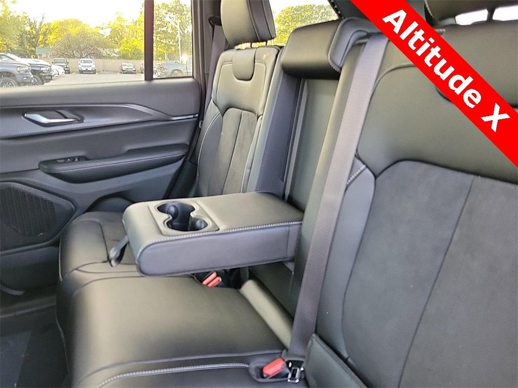 new 2025 Jeep Grand Cherokee car, priced at $40,599