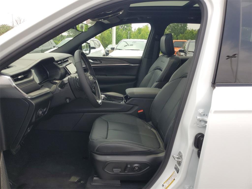 new 2025 Jeep Grand Cherokee car, priced at $50,878