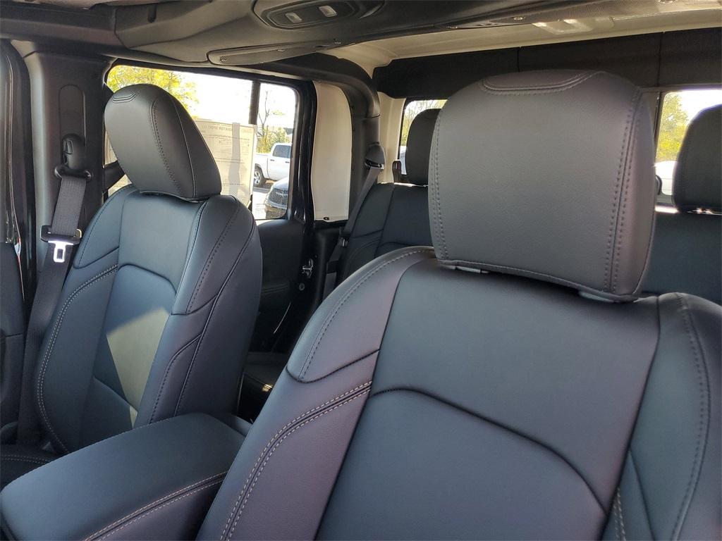 new 2025 Jeep Gladiator car, priced at $46,105