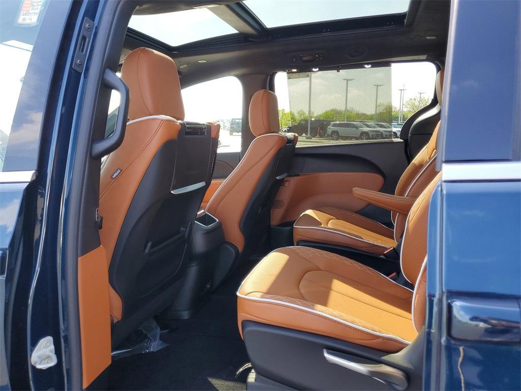 new 2025 Chrysler Pacifica Hybrid car, priced at $46,583