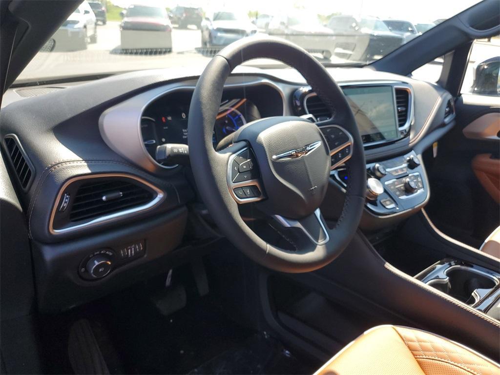 new 2025 Chrysler Pacifica Hybrid car, priced at $46,583