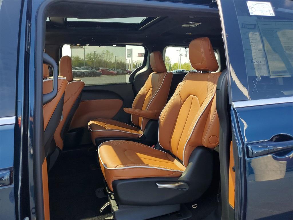 new 2025 Chrysler Pacifica Hybrid car, priced at $46,583