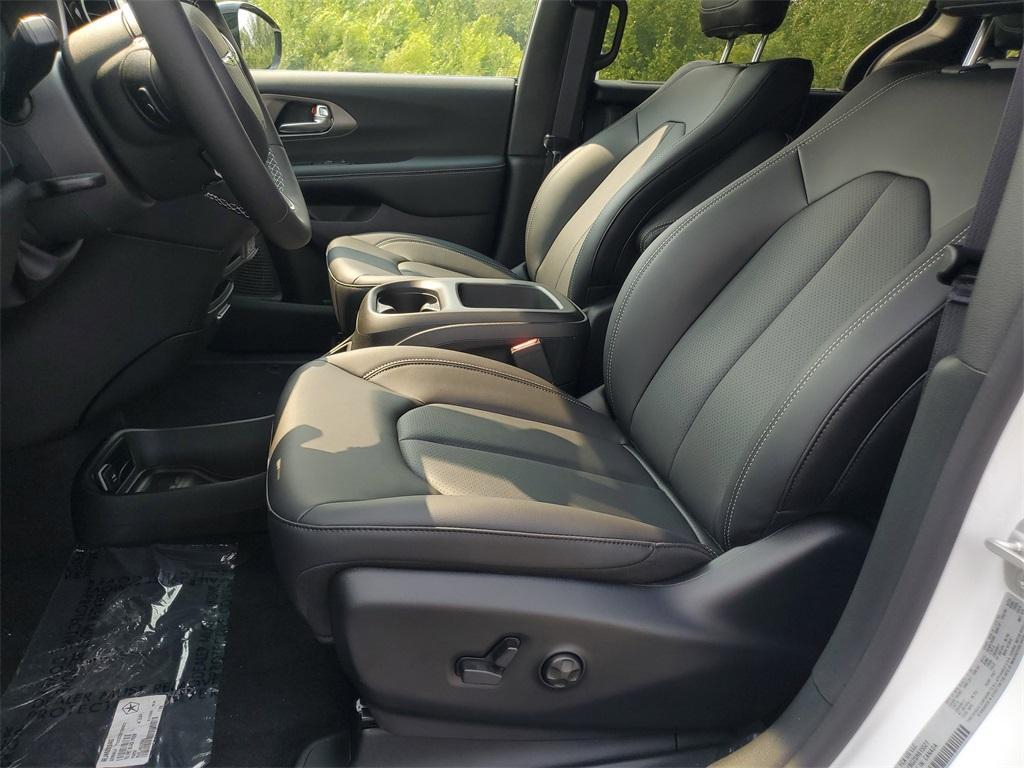 new 2025 Chrysler Pacifica car, priced at $40,254