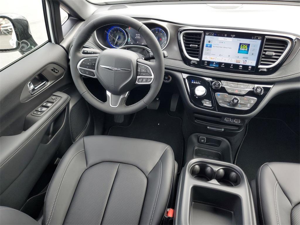 new 2025 Chrysler Pacifica car, priced at $39,978