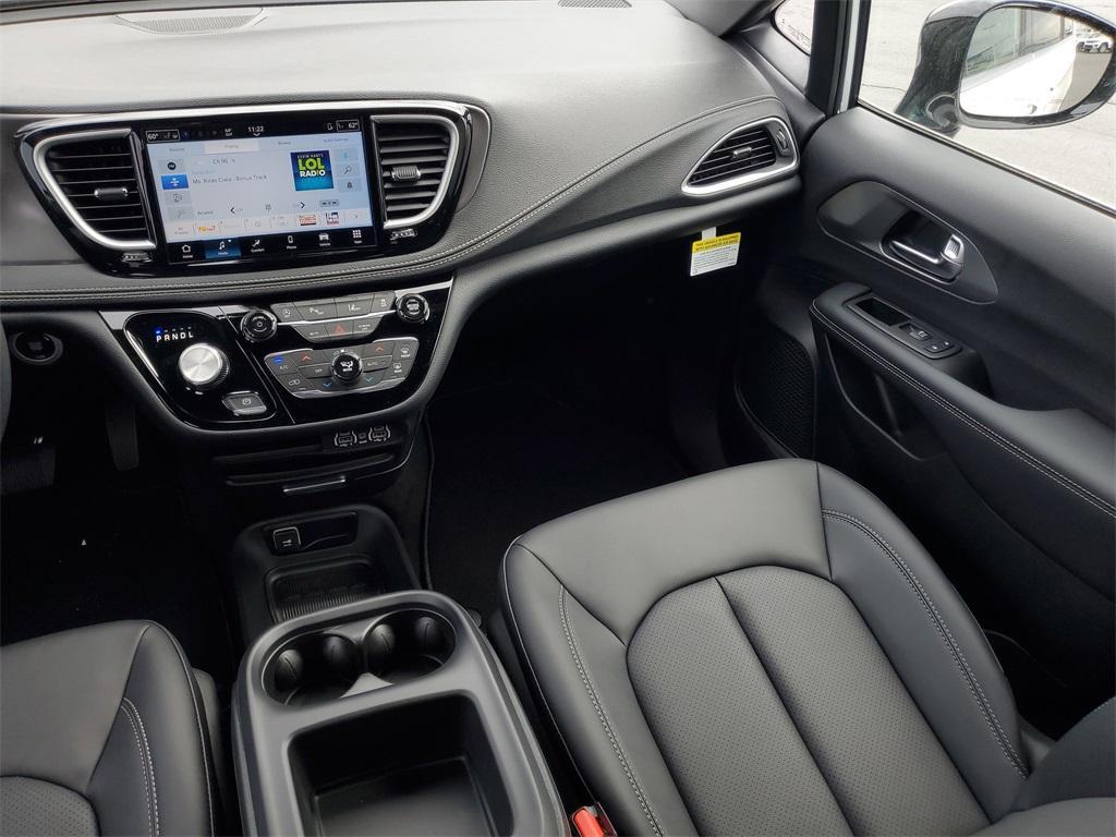 new 2025 Chrysler Pacifica car, priced at $39,978