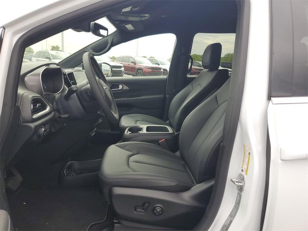 new 2025 Chrysler Pacifica car, priced at $39,978