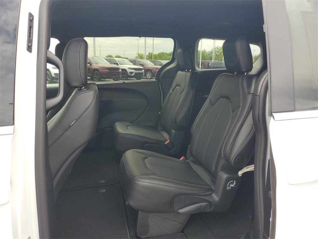 new 2025 Chrysler Pacifica car, priced at $39,978