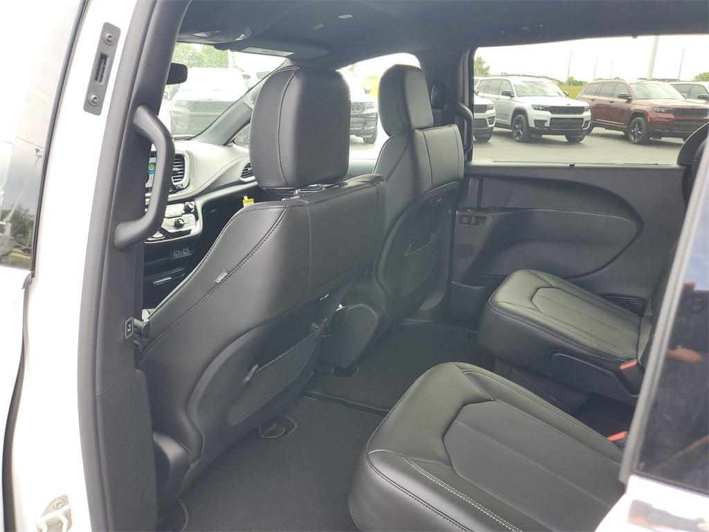 new 2025 Chrysler Pacifica car, priced at $39,978