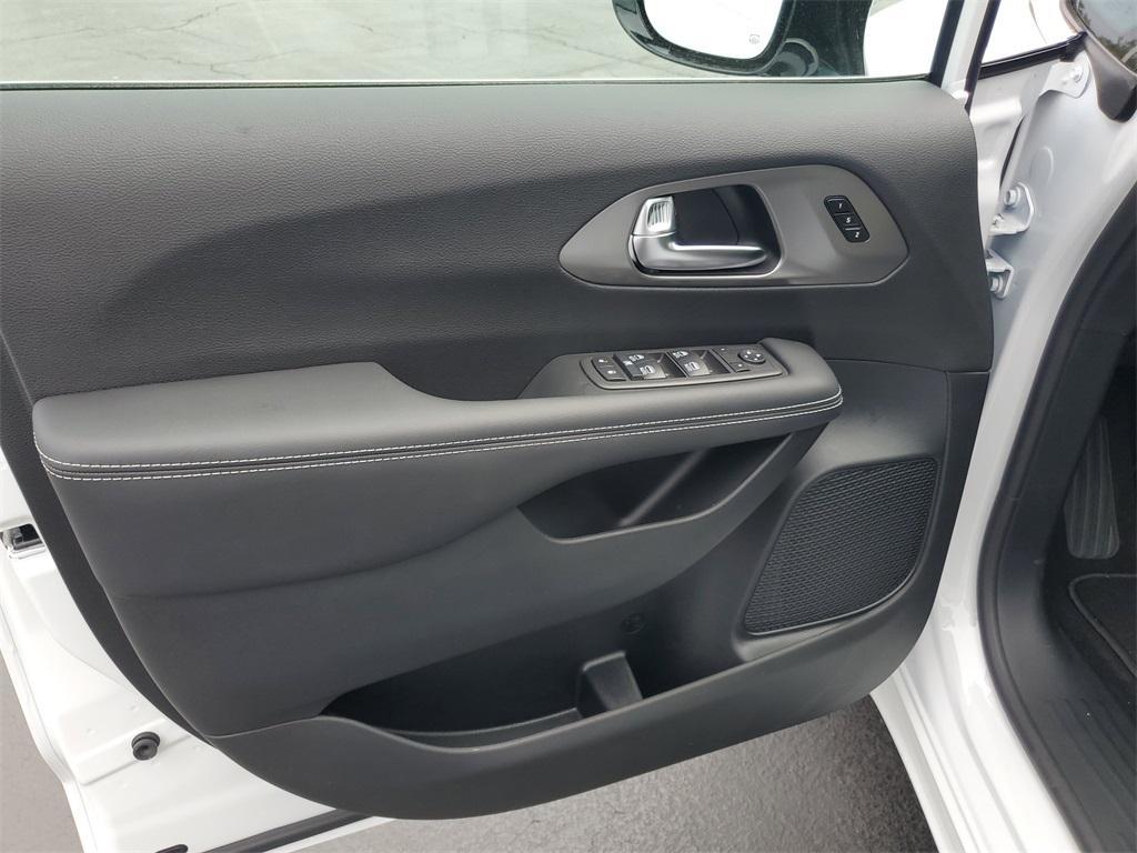 new 2025 Chrysler Pacifica car, priced at $39,978