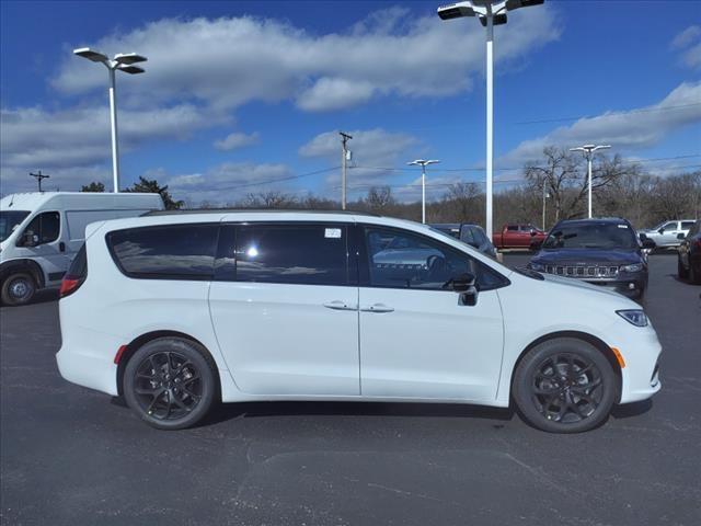 new 2024 Chrysler Pacifica car, priced at $46,991