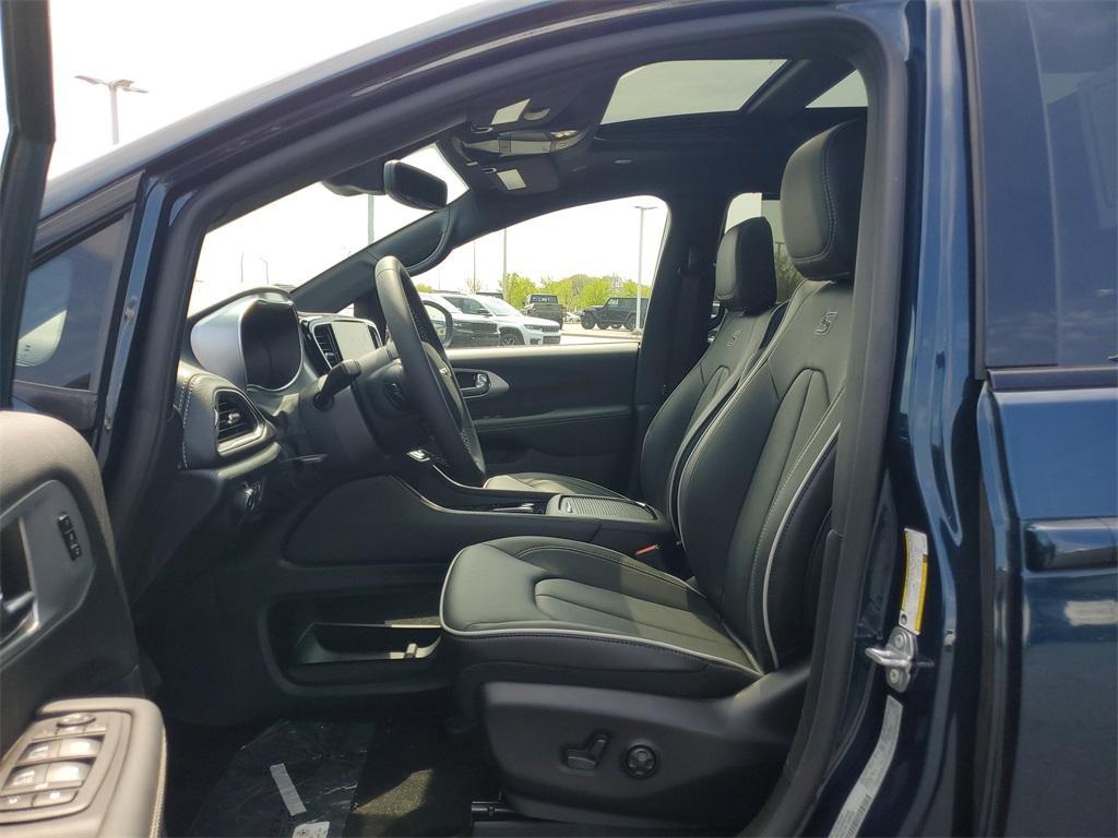 new 2025 Chrysler Pacifica car, priced at $49,771