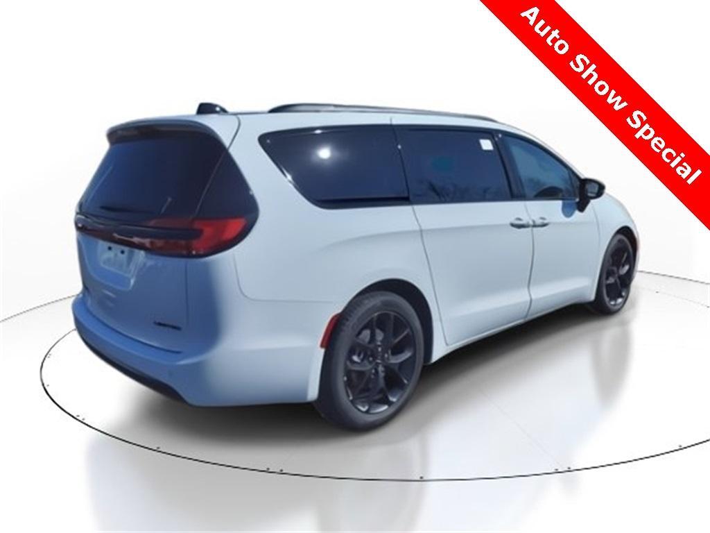 new 2024 Chrysler Pacifica car, priced at $45,544