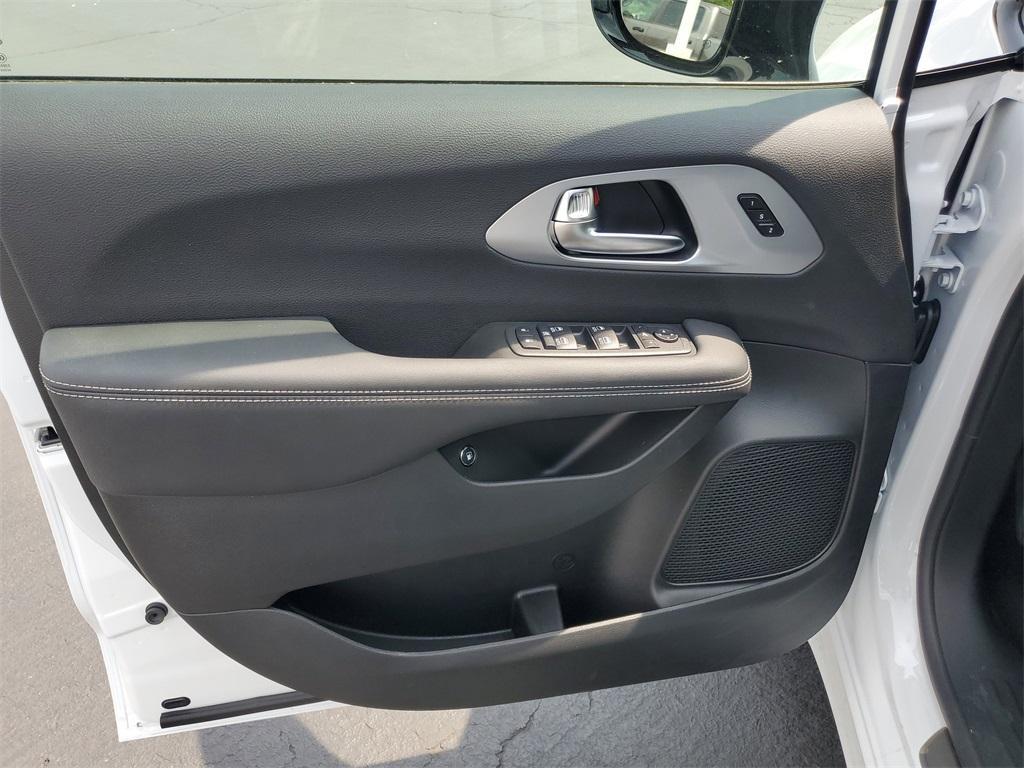 new 2025 Chrysler Pacifica Hybrid car, priced at $45,363