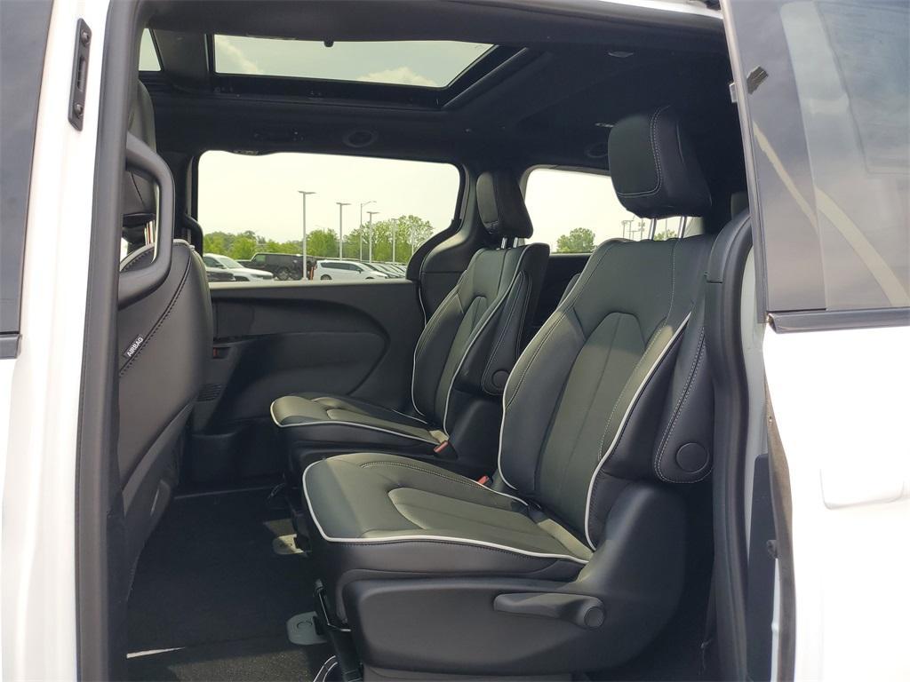 new 2025 Chrysler Pacifica Hybrid car, priced at $45,363