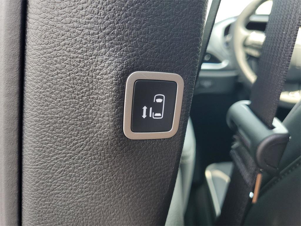new 2025 Chrysler Pacifica Hybrid car, priced at $45,363