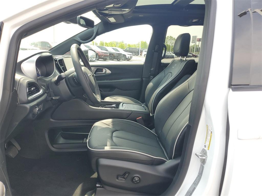 new 2025 Chrysler Pacifica Hybrid car, priced at $45,363