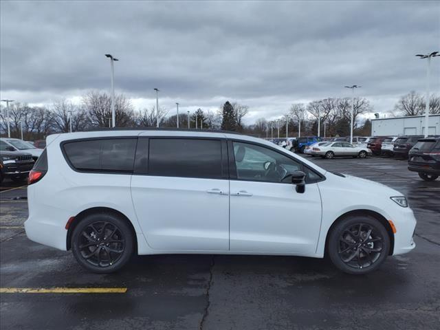 new 2024 Chrysler Pacifica car, priced at $47,204