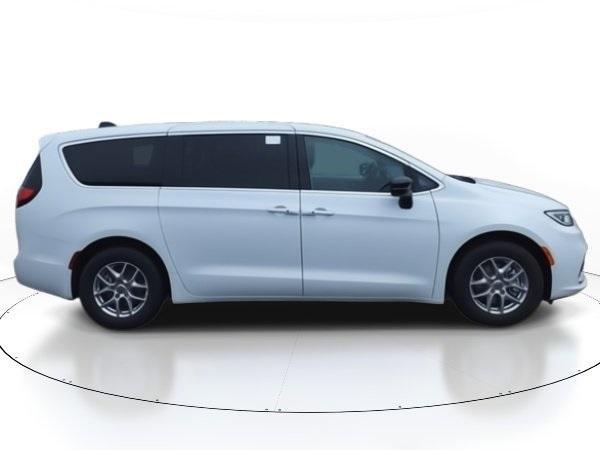 new 2024 Chrysler Pacifica car, priced at $40,477