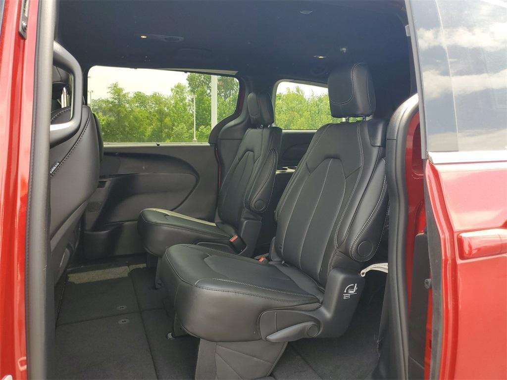 new 2025 Chrysler Pacifica car, priced at $45,748