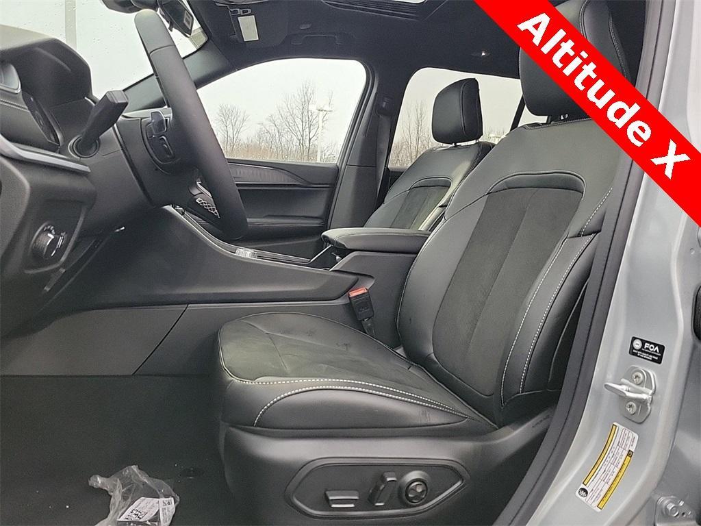 new 2025 Jeep Grand Cherokee car, priced at $38,099