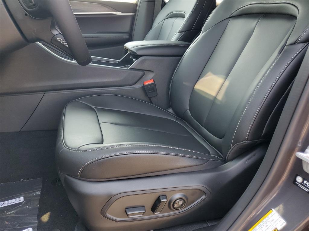 new 2025 Jeep Grand Cherokee car, priced at $48,986