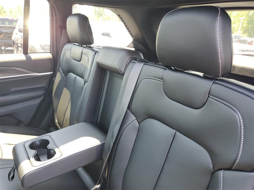 new 2025 Jeep Grand Cherokee car, priced at $48,986