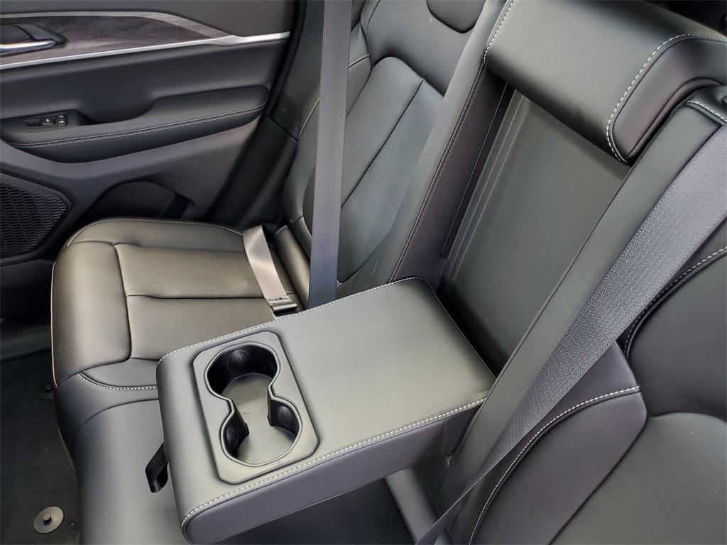 new 2025 Jeep Grand Cherokee car