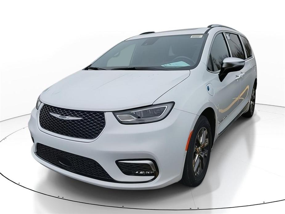 new 2025 Chrysler Pacifica Hybrid car, priced at $46,480