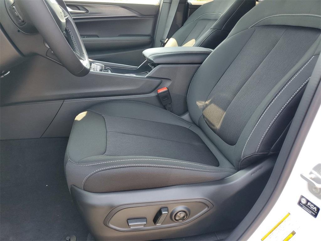 new 2025 Jeep Grand Cherokee car, priced at $38,530