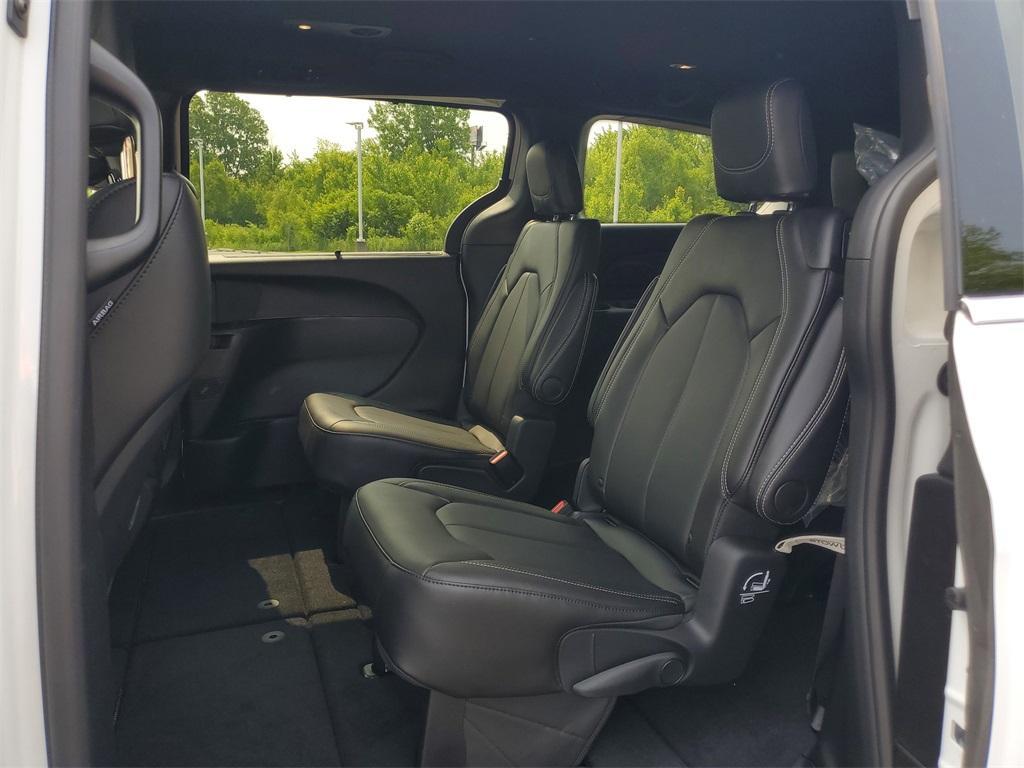 new 2025 Chrysler Pacifica car, priced at $45,225