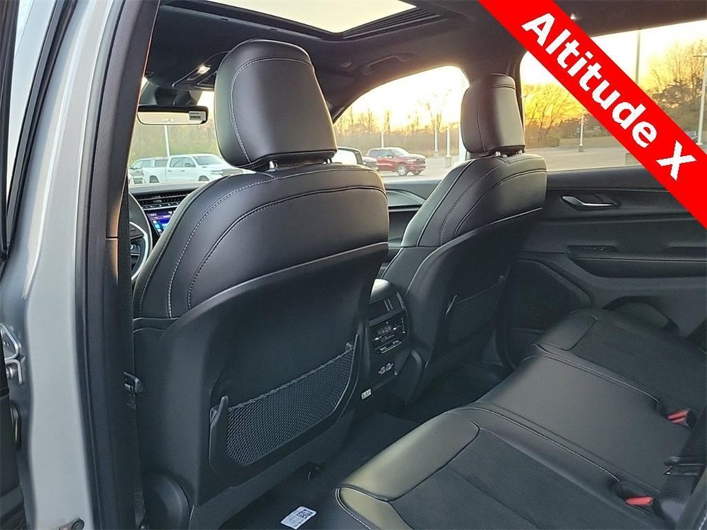 new 2025 Jeep Grand Cherokee car, priced at $40,599