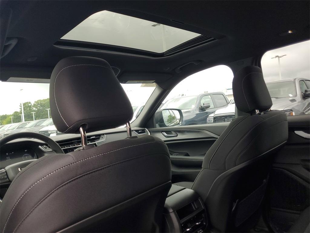 new 2025 Jeep Grand Cherokee car, priced at $40,120