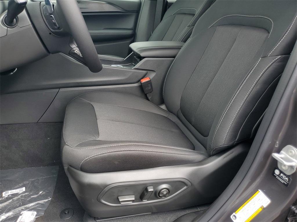 new 2025 Jeep Grand Cherokee car, priced at $40,120