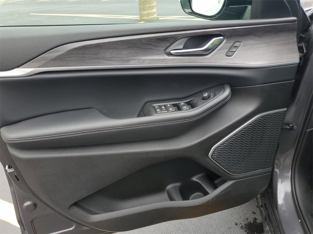 new 2025 Jeep Grand Cherokee car, priced at $49,178